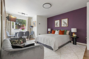 King Studio Apartment with Garden and Parking